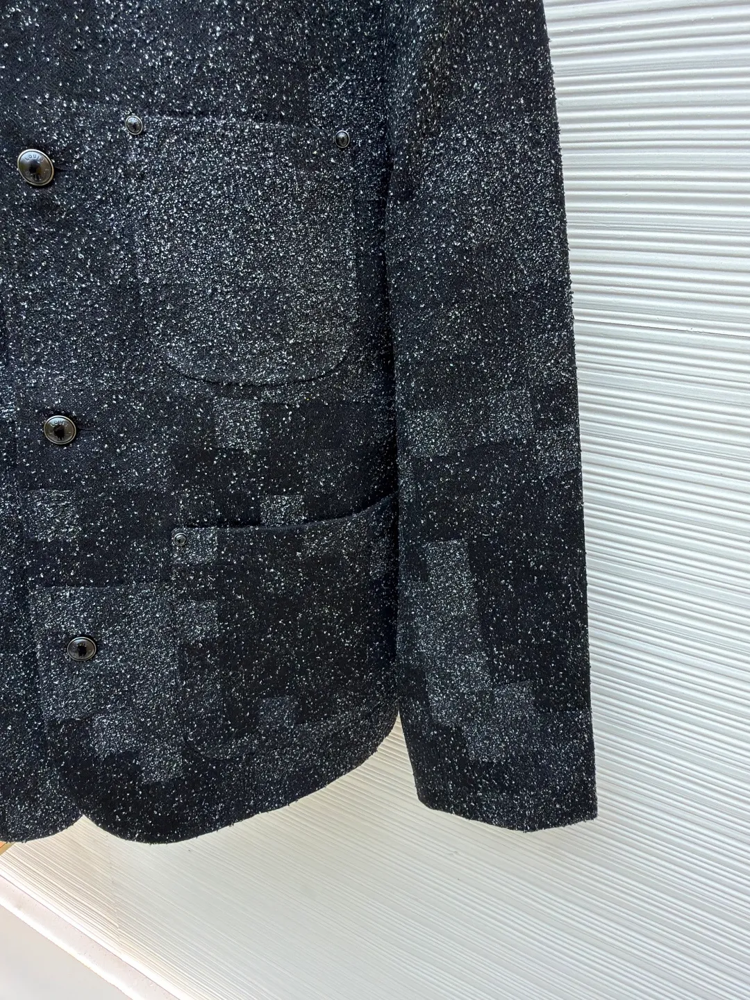 LOUIS VUITTON terry gauze plaid jacket ●Original version: 29100 purchase and development ●Item number: 1681405-D25 ●Fabric: denim fabric ●Technology: embroidery production ●Color: black and gray ●Version: fitted version ●Weight: about 1320 grams ●Size: The collarless design with black buttons is simple and elegant. Many pockets on the body (chest pockets, hem pockets) adopt three-dimensional cutting technology, with crisp bag shapes and neat edges. The plaid pattern is in precise positioning, and every splicing is perfectly matched, reflecting the exquisite tailoring craftsmanship. The fabric has been specially treated to have both stiffness and comfort, giving it a strong three-dimensional feel when worn. From fabric selection to detail sewing, Louis Vuitton's strict requirements for craftsmanship are demonstrated. The classic plaid elements are integrated with modern men's clothing craftsmanship, which not only has brand recognition, but also ensures the quality and fashion sense of wearing. The overall wiring is straight and delicate, the fabric is comfortable and soft, and the color is consistent without color difference. It can be matched with the same style to create a fashionable look and control various occasions. Customized accessories, complete with three standards, same style for men and women!
